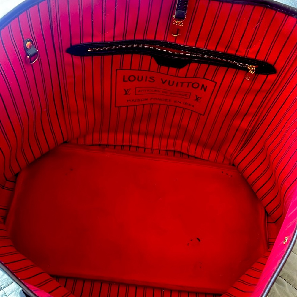 Never full. LV great condition 2 year I used it one of my favorite tote bags